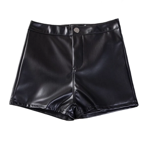 Detail der schwarzen PU-Ledershorts mit hoher Taille und silbernem Metallknopfverschluss