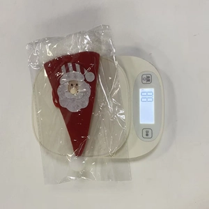 Porte-couverts de Noël en tissu non tissé pesant 8,8g sur une balance de précision
