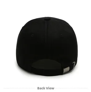 Vista posteriore del cappellino da baseball nero con cinturino a fibbia in metallo