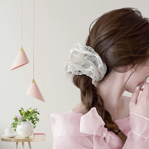 Elegante witte kant en organza scrunchie haarelastiek met ruches voor vrouwen