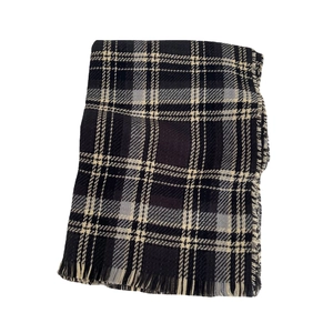 Écharpe classique à carreaux avec franges en noir gris et beige sur fond blanc