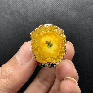 Detalle macro de anillo de cristal amarillo con corte irregular y baño en oro de 14K