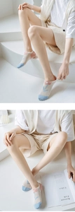 Détail de chaussettes basses en maille respirante avec motif floral sur les pieds