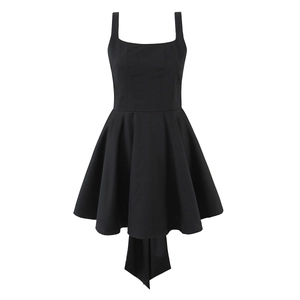 Robe noire élégante dos nu avec encolure carrée et traîne à grand nœud sur blanc