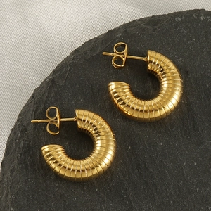 Boucles d'oreilles spirales dorées à l'or 18 carats de forme C sur socle pierre