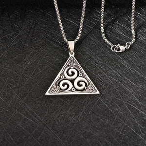 Collana vintage in acciaio inossidabile con ciondolo a triangolo e nodi celtici incisi