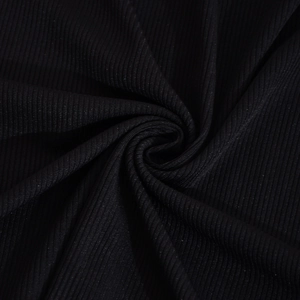 Gros plan sur un tissu en maille côtelée noire montrant la texture et le drapé élastique