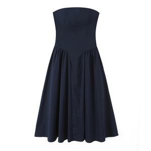 Robe bustier bleu marine avec taille ajustée et jupe mi-longue plissée évasée