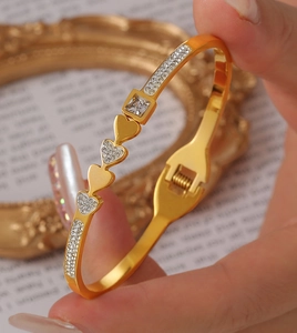 Details des vergoldeten Herz-Armbands mit quadratischem Diamanten und Zirkon-Inlay