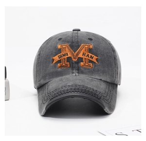 Dettaglio cappellino da baseball in cotone lavato grigio con ricamo arancione lettera M