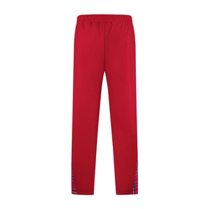 Détail de pantalon de sport rouge avec empiècement à carreaux roses et tissu maille doux