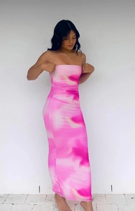 Détail de la robe maxi bustier tie-dye rose et blanc avec texture moulante élégante