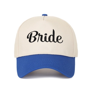 Dettaglio del ricamo Bride su cappello trucker crema con visiera blu reale