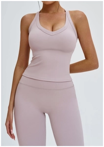 Détail du dos d'une brassière de sport rose poudré et d'un legging de yoga à taille haute