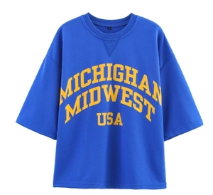 Détail du lettrage Michigan Midwest USA sur un t-shirt en coton délavé bleu marine