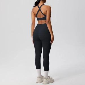 Dettaglio del design incrociato sulla schiena del reggiseno sportivo e dei leggings neri