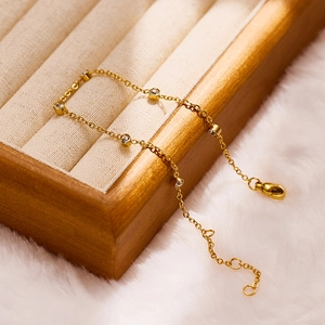 Bracelet minimaliste en acier inoxydable plaqué or 18k avec pierres de zircon