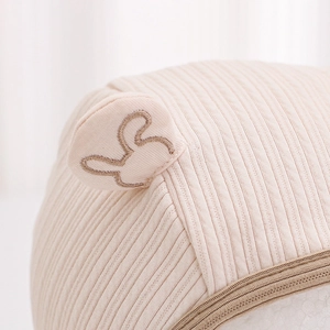 Bonnet bébé rose doux avec texture côtelée gaufrée et détails d'oreilles d'animaux