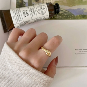 Bague irrégulière lisse dorée en argent sterling 925 pour un look moderne chic