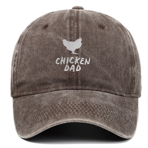 Detailaufnahme des bestickten Chicken Dad-Aufnähers auf der gewaschenen Vintage-Kappe