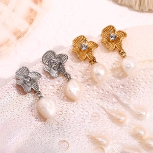 Détail de boucles d'oreilles fleurs en or 18K et argent avec perles et zircons