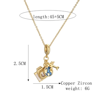Detaillierte Reisekette mit goldenem Flugzeug, blauem Emaille-Globus und rosa Kamera-Anhänger