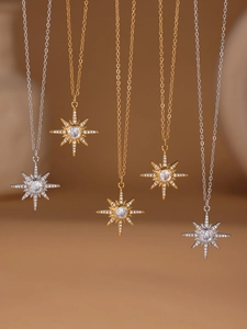 Gros plan de colliers pendentifs étoile en or et argent avec pierres de zircone