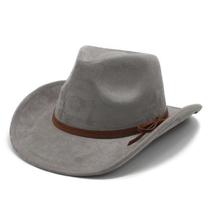 Détail d'un chapeau de cow-boy en daim gris avec bande en cuir marron et petit nœud