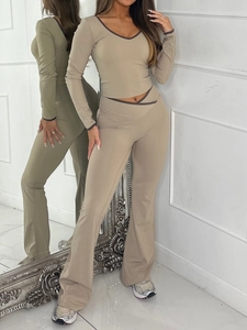 Ensemble yoga Y2K pour femme avec haut beige à manches longues et pantalon évasé