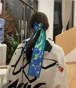 Seidiger schmaler Schal im Ölgemälde-Stil als modisches Haarband getragen