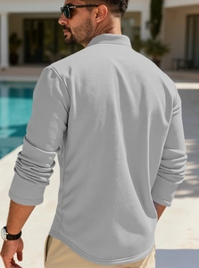 Vista posteriore della polo da uomo in maglia a nido d'ape grigia in piscina