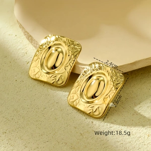 Macro shot of gold rectangle earrings with size 2.4x2.8cm and 18.5g weight info