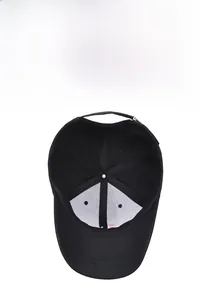 Vue détaillée de l'intérieur d'une casquette en coton avec broderie nœud et tissu respirant
