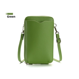 Detalle del bolso verde para móvil con textura de cuero y hebilla de metal plateado