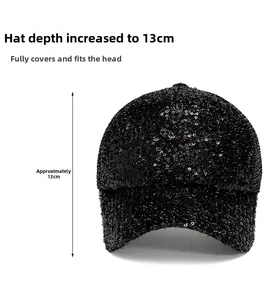 Détail de casquette de baseball noire à paillettes montrant une calotte de 13 cm de profondeur
