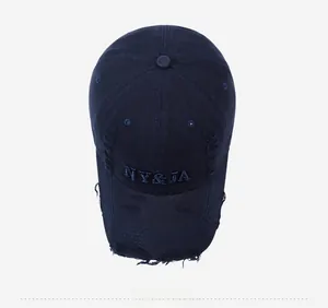 Vue de dessus d'une casquette en coton bleu marine vieilli avec broderie NY&JA