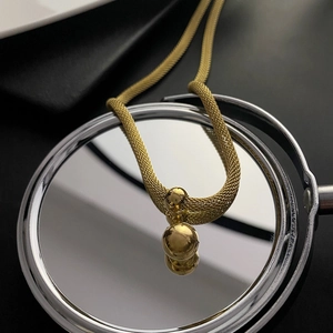 Collana minimalista in acciaio al titanio dorato con pendenti a doppia sfera su specchio