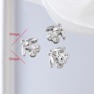 Vue macro de trois pendentifs tête de lapin en alliage argenté de 17mm sur miroir