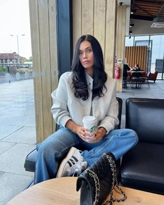 Détail du blouson gris en mélange de laine avec col montant et fermeture à boutons