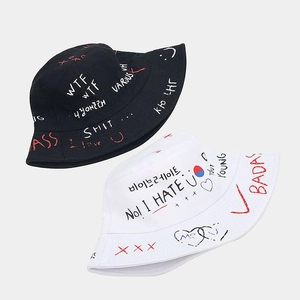 Détail de bobs en coton noir et blanc avec imprimé graffiti urbain et motifs dessinés à la main
