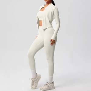 Dettaglio del set yoga da donna 3 pezzi in bianco crema con leggings e giacca