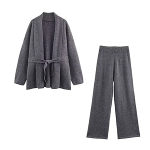 Conjunto de punto gris oscuro con cárdigan con cinturón y pantalón a juego