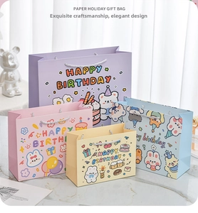 Vier Pastell-Geschenktüten mit süßen Comic-Motiven und silbernen geflochtenen Griffen