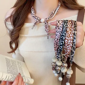 Collier Künstliche Perle Foulard Satin Imprimé Léopard Style Ethnique Vintage Tissu Alliage Boule Métal Pendentif Choker Pour Femmes