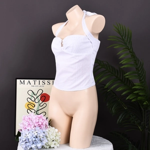 Dettaglio del crop top bianco all'americana con trama a coste verticali e lacci