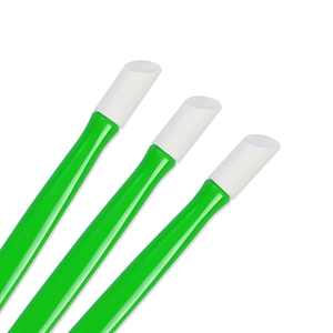 Tre bastoncini per pulizia unghie in plastica verde brillante con punte bianche