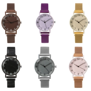 Détail de montres à quartz en six couleurs avec bracelets en maille et grands chiffres