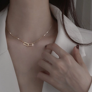 Collana minimalista in argento con ciondolo a doppio rettangolo e cristalli di zircone