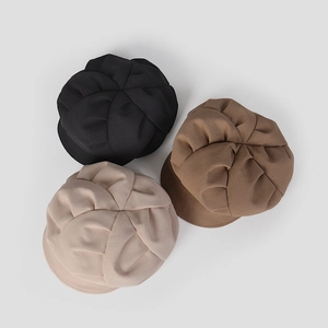 Lot de trois casquettes gavroche plissées en noir, café et beige à texture gaufrée