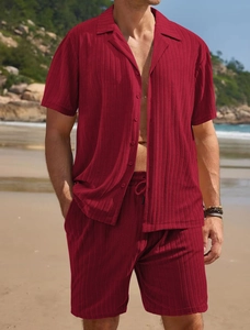 Gros plan sur la texture tricotée bordeaux et les détails du cordon du short homme